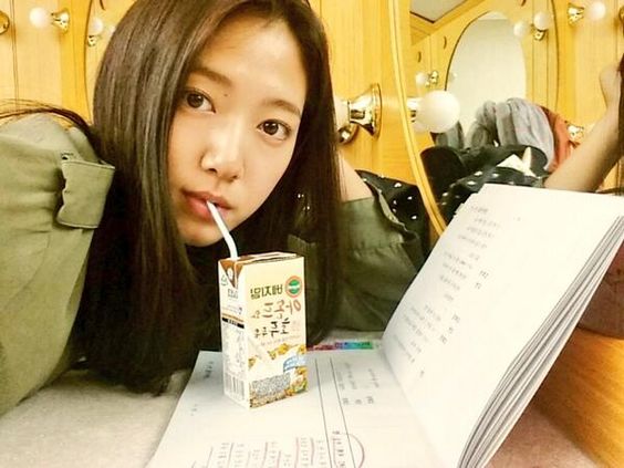 Park Shin Hye uống sữa óc chó Hàn Quốc